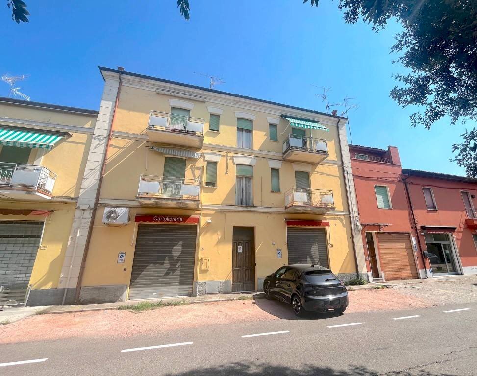 Facciata - Negozio piazza Giosuè Carducci, San Giovanni in Persiceto - foto 2