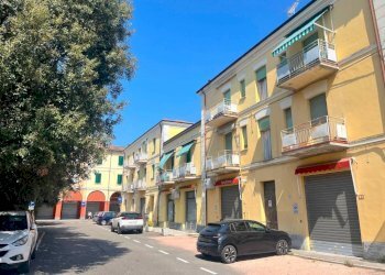Facciata - Negozio piazza Giosuè Carducci, San Giovanni in Persiceto - foto 1