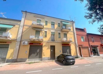 Facciata - Negozio piazza Giosuè Carducci, San Giovanni in Persiceto - foto 2