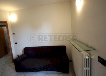 divano - Bilocale Bergamo (zona Canovine) - foto 4