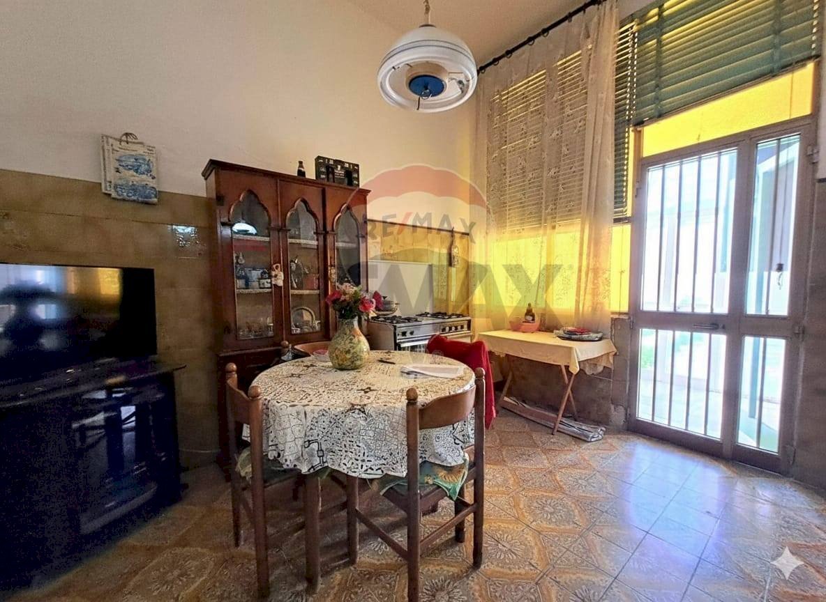 Sala da pranzo - Casa indipendente Via Cesare Battisti
40, Cellino San Marco - foto 2