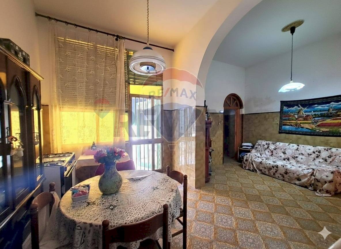 Sala da pranzo - Casa indipendente Via Cesare Battisti
40, Cellino San Marco - foto 3
