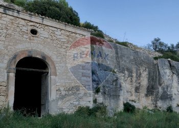 Edificio all\'aperto - Commercial Premises Contrada Purgatorio
snc, Monte Sant'Angelo - photo 3