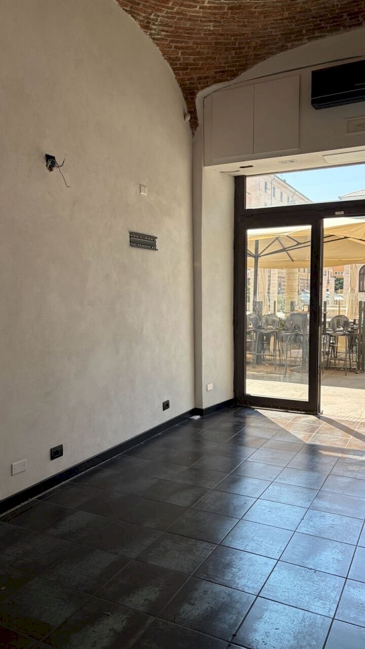 WhatsApp Image 2026-08-14 at 11.29.00 (3) - Commercial Premises Piazza Sisto IV, Savona - photo 2