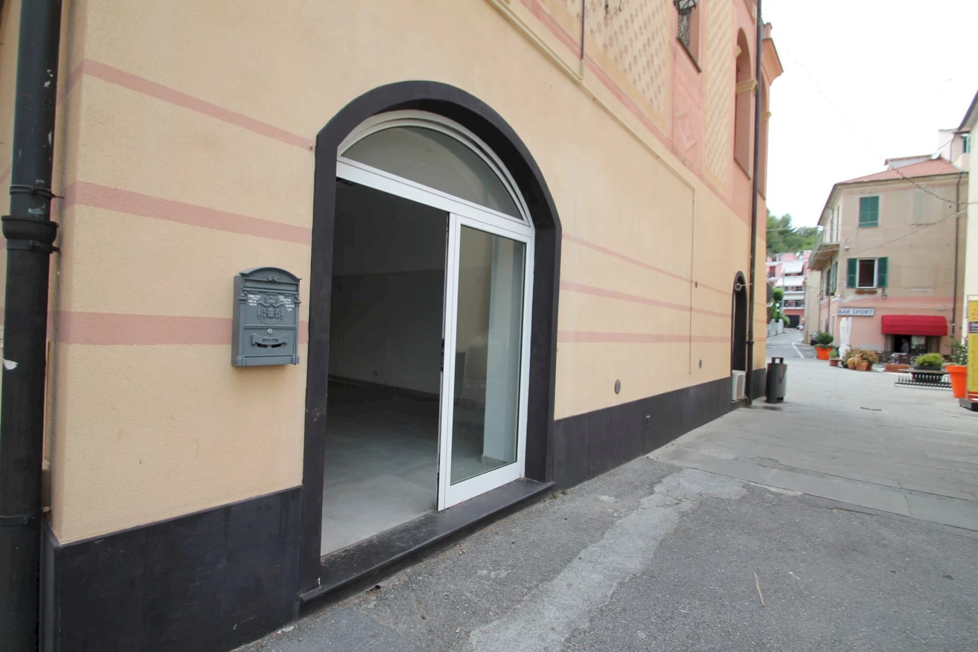 Shop Piazza Madonna della Guardia, Borghetto Santo Spirito - photo 2