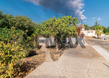 Giardino - Casa indipendente Via Bruno Giordano/Via Passopomo
 
30, Zafferana Etnea - foto 3