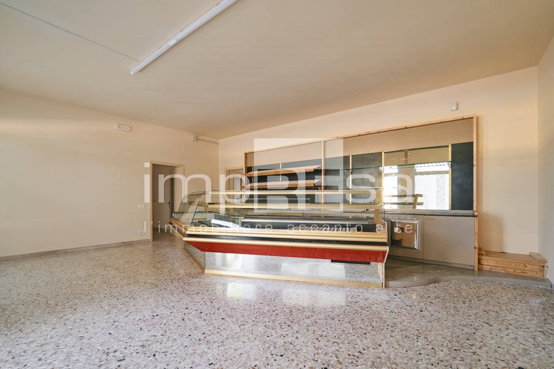 Foto 1 - Commercial Premises via Baracca
 
4, Paese - photo 1