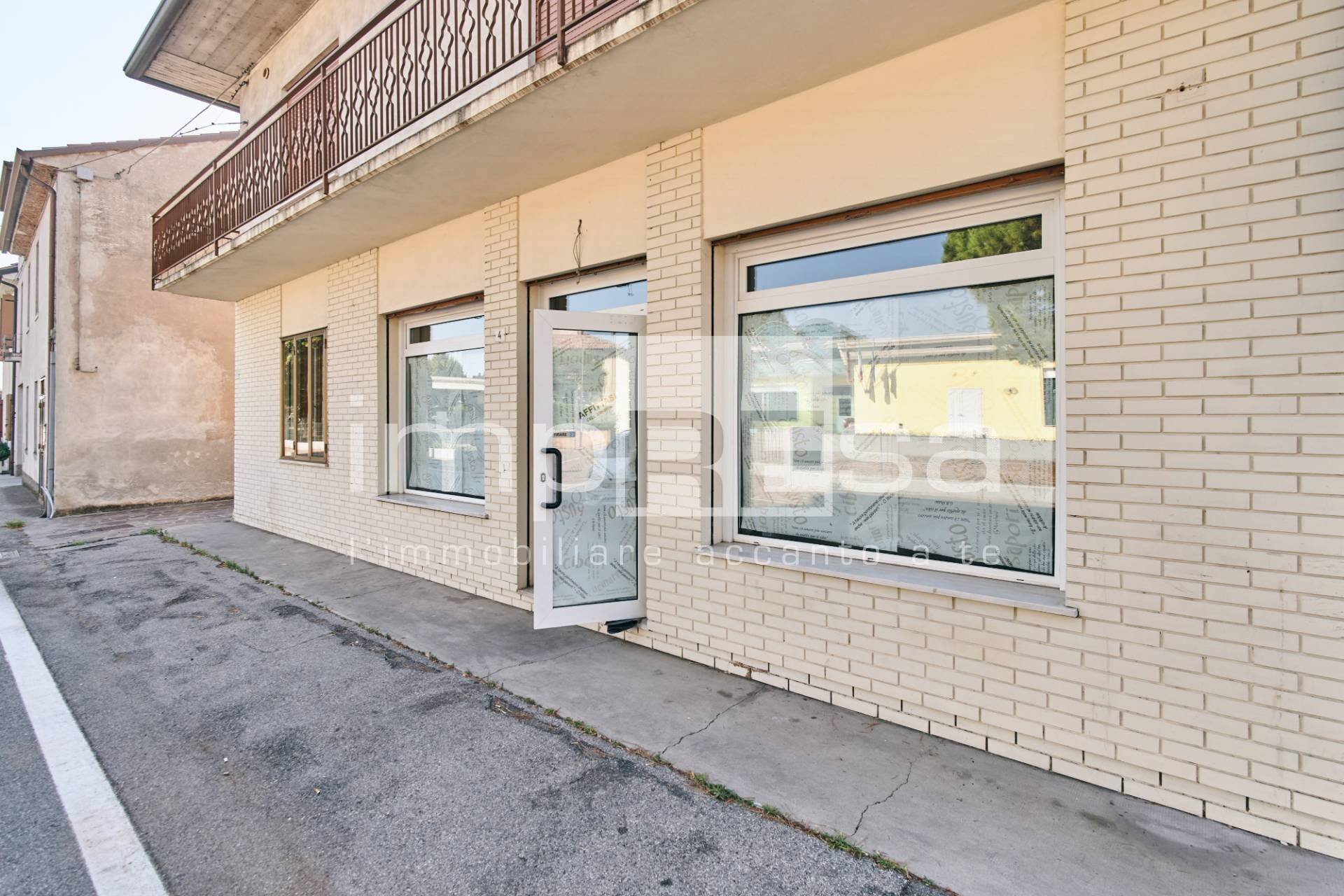 Foto 3 - Commercial Premises via Baracca
4, Paese - photo 3