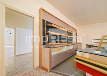 Foto 2 - Commercial Premises via Baracca
 
4, Paese - photo 2