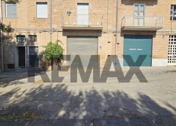 Edificio all\'aperto - Locale Commerciale Viale Ferrovia
27, Lucera - foto 3