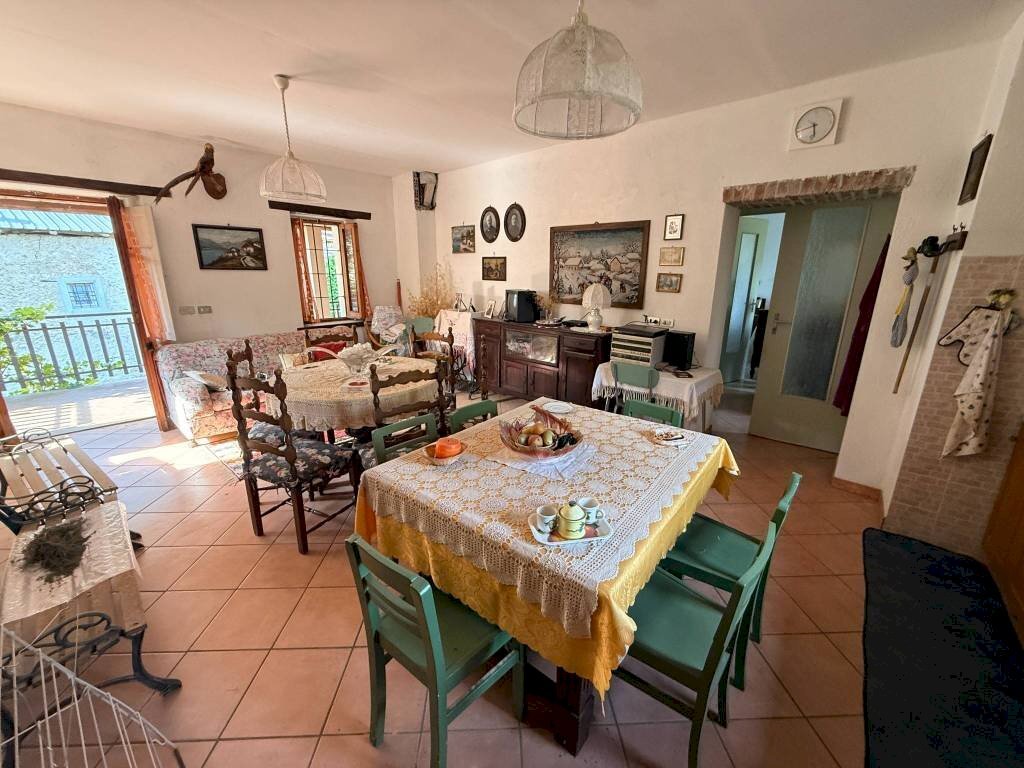 Salone - Casa indipendente Frazione Festiona Soprana, 8, Demonte - foto 3