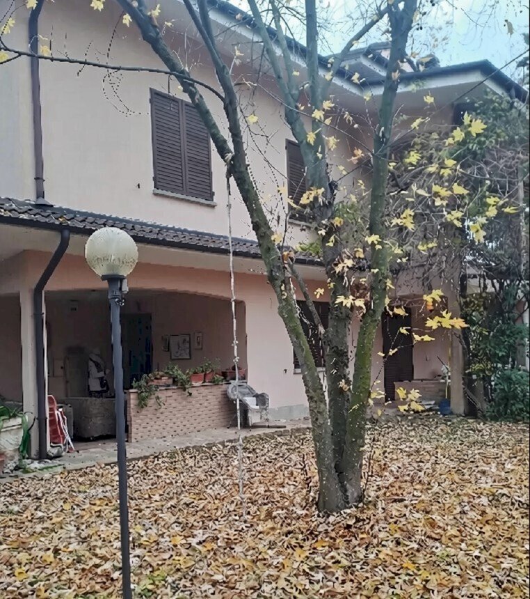 foto facciata esterna villa - Appartamento Via Giuseppe Garibaldi 26, Castelvetro di Modena - foto 3