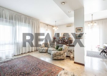 Sala da pranzo - Quadrilocale Via Lavatoio
 
1, Sant'Agata Li Battiati - foto 2