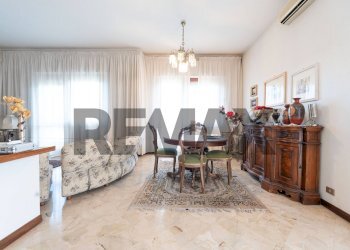 Sala da pranzo - Quadrilocale Via Lavatoio
 
1, Sant'Agata Li Battiati - foto 9