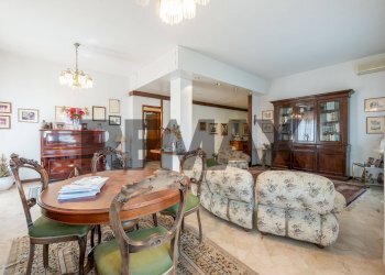 Sala da pranzo - Quadrilocale Via Lavatoio
 
1, Sant'Agata Li Battiati - foto 10