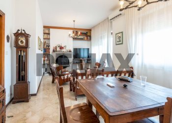 Sala da pranzo - Quadrilocale Via Lavatoio
 
1, Sant'Agata Li Battiati - foto 14