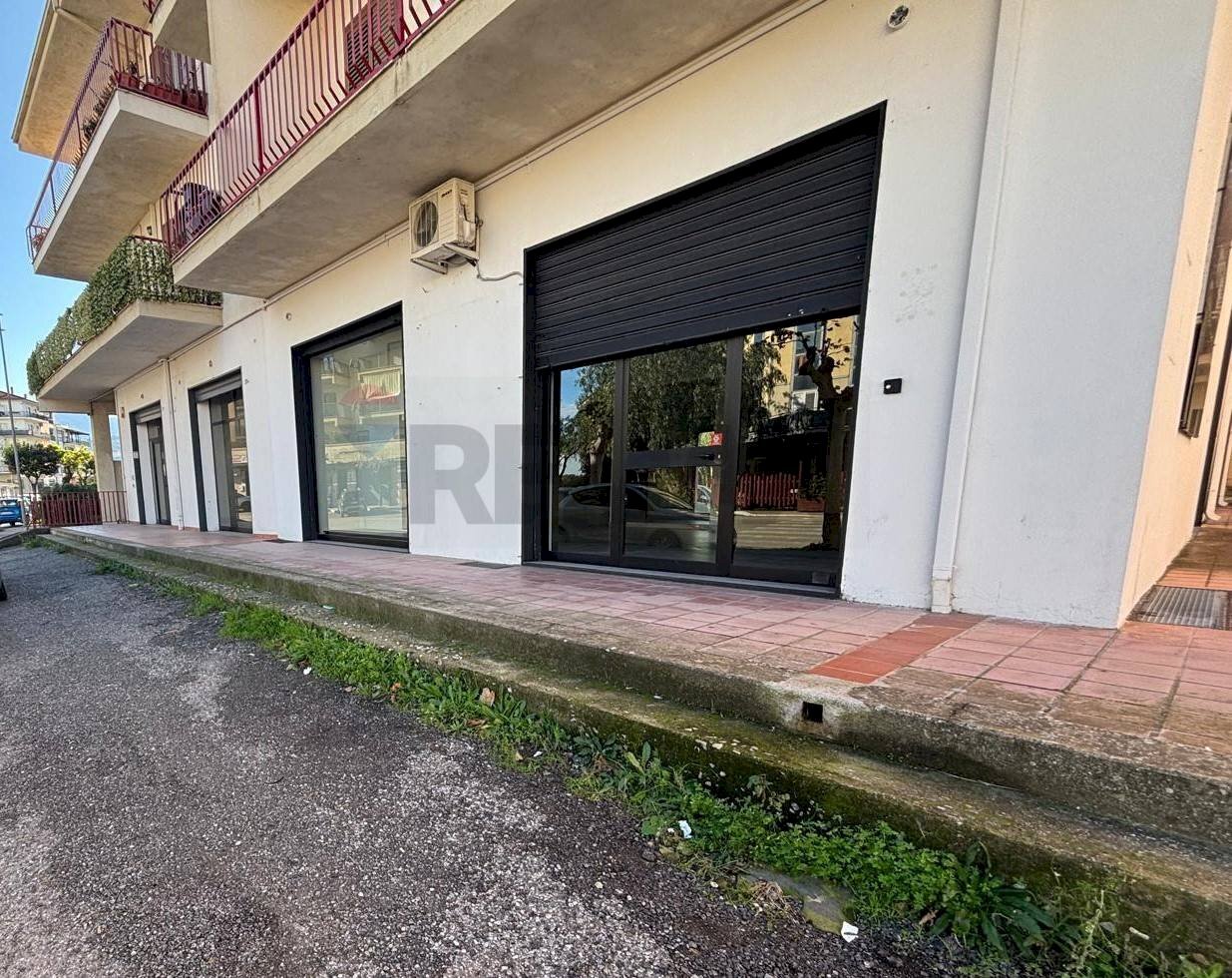 Terrazza - Locale Commerciale Via Fedelis De Novellis
 
20, Corigliano-Rossano - foto 1