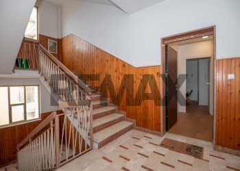 Scale - Two-room apartment Viale Teracati
 
170, Siracusa - photo 4