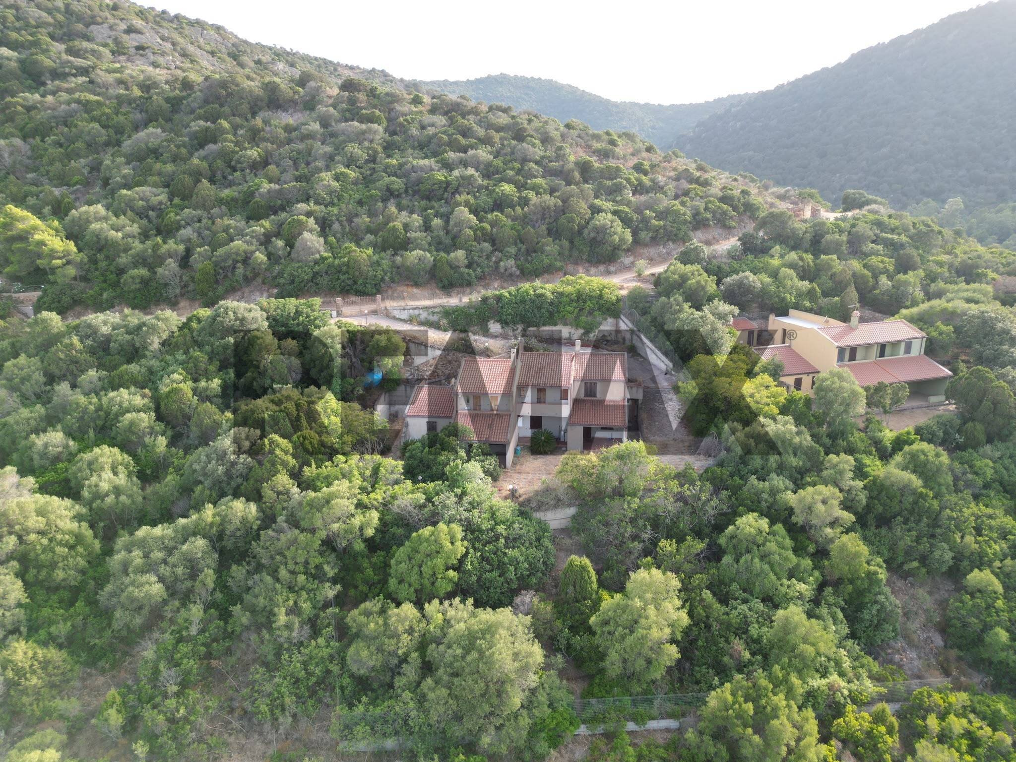 Vista delle montagne - Casa indipendente via Iris
8, Domus De Maria - foto 3