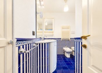 Bagno blu e bianco dal design elegante - Appartamento Santa Margherita Ligure - foto 13