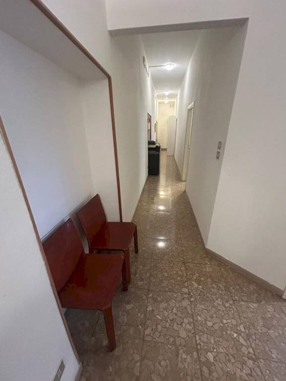 Corridoio - Ufficio via Luigi Zamboni, 9, Bologna (zona Centro Storico) - foto 2