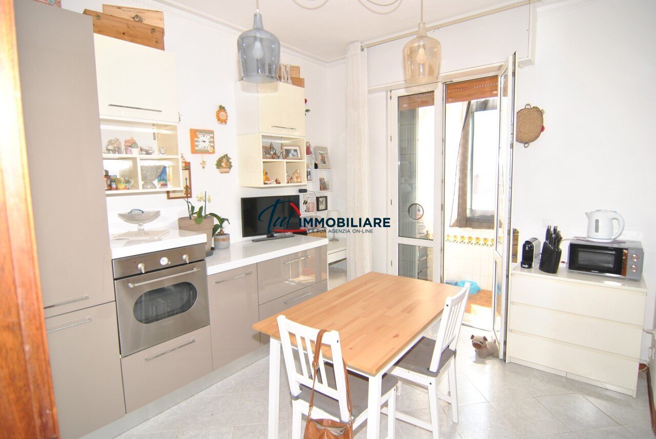 CUCINA - Appartamento Via degli Scarronzoni 9, Livorno - foto 3