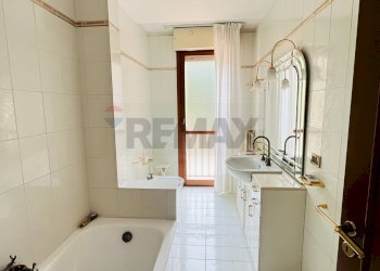 Bagno - Apartment Via Pietro Calamandrei
 
86, Vittoria - photo 10