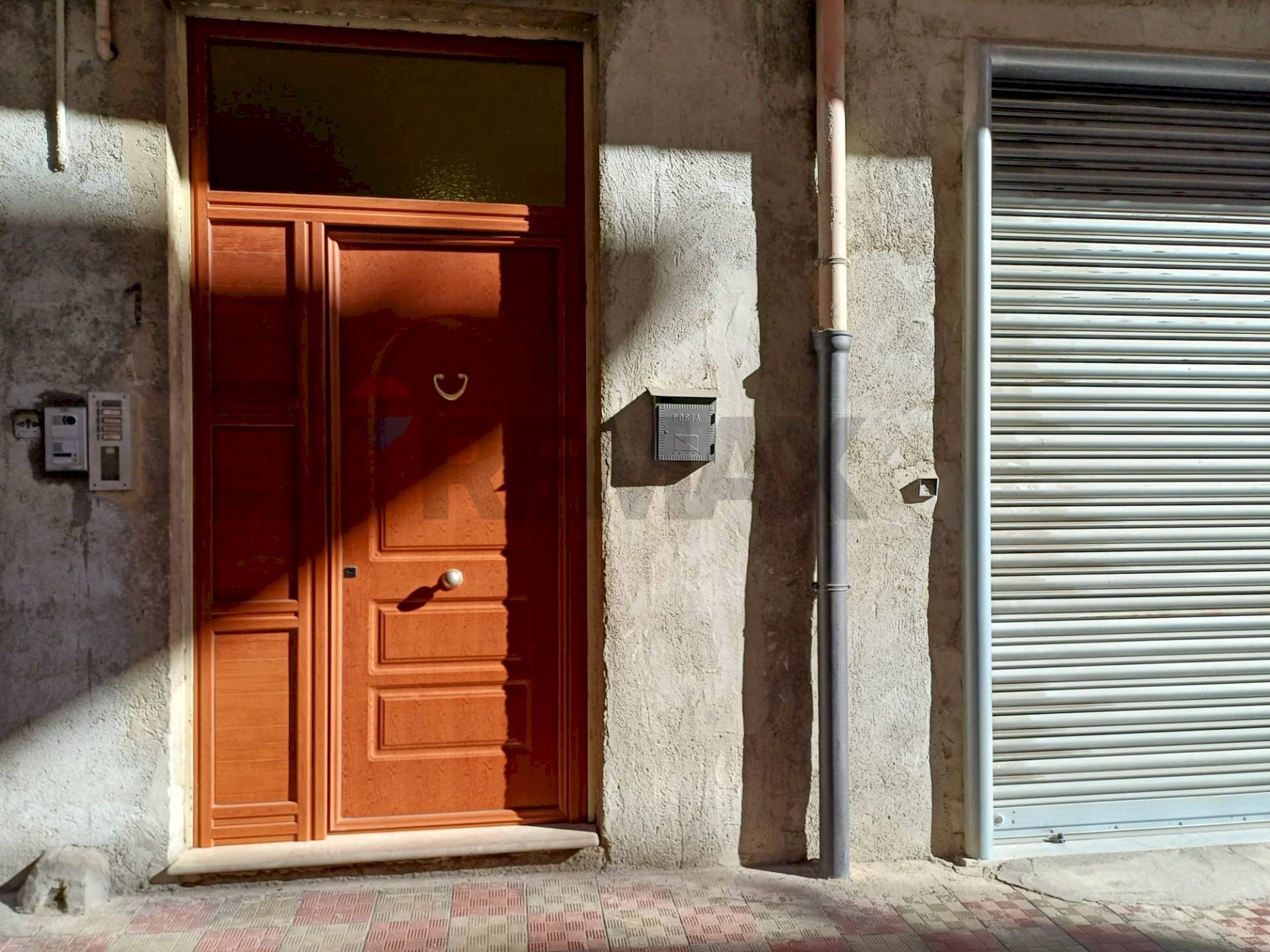 portone d\'ingresso - Appartamento Via Leon Battista Alberti
1, Favara - foto 3