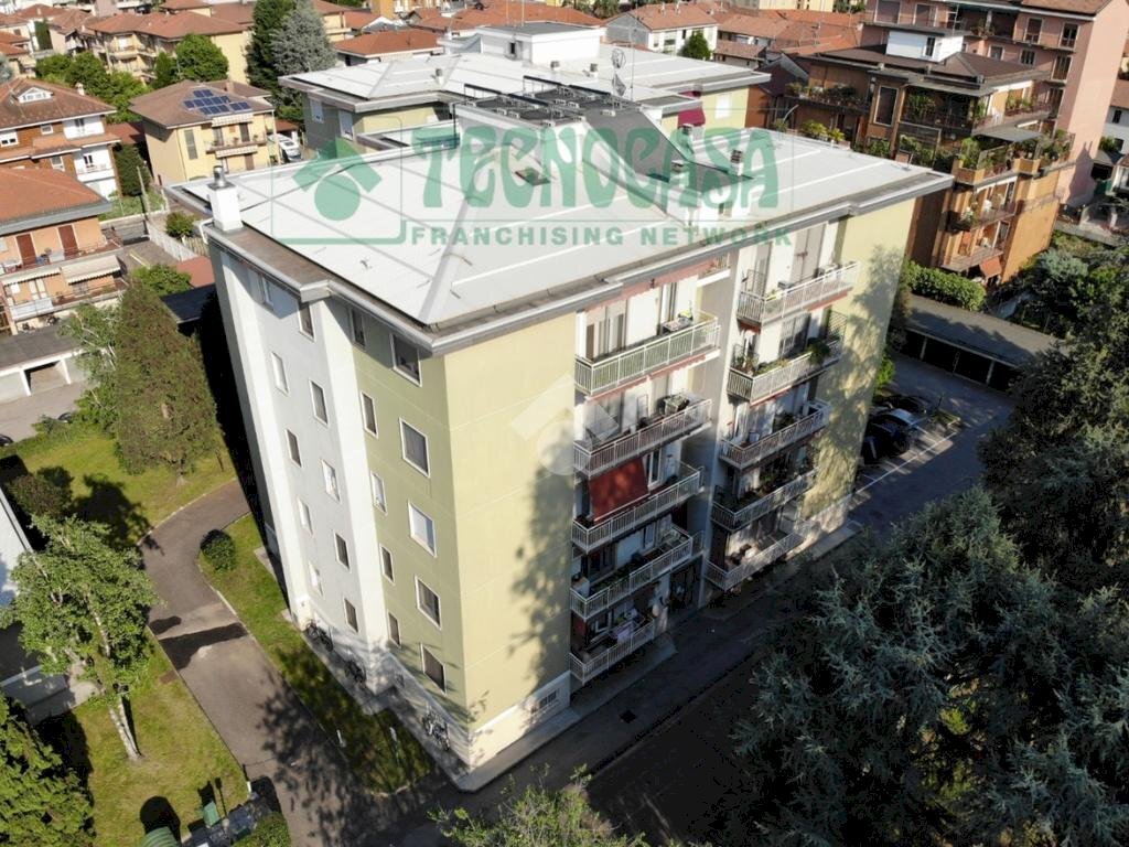 Three-room apartment Via Alessandro Manzoni, Bareggio - photo 1