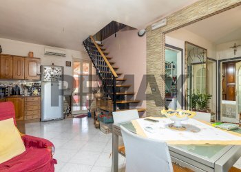 Sala da pranzo - Casa indipendente Via Giacomo Leopardi
 
1, Melilli - foto 5