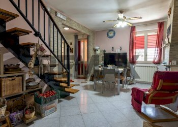 Sala da pranzo - Casa indipendente Via Giacomo Leopardi
 
1, Melilli - foto 8