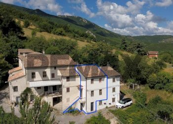Casa all\'aperto - Casa semi indipendente Frazione San Giovanni
 
36, Fabriano - foto 1