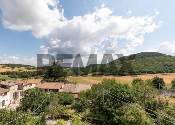 Vista delle montagne - Casa semi indipendente Frazione San Giovanni
 
36, Fabriano - foto 9