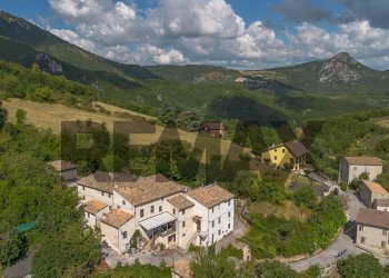 Vista delle montagne - Casa semi indipendente Frazione San Giovanni
 
36, Fabriano - foto 23