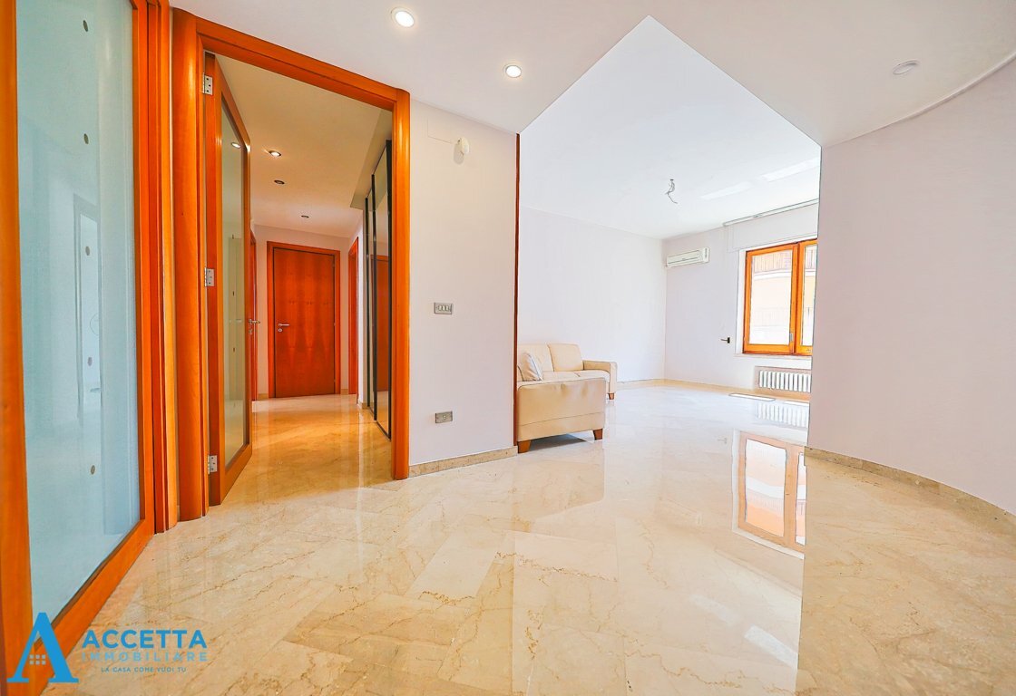 Soggiorno - Quadrilocale Via Umbria 19, Taranto - foto 1