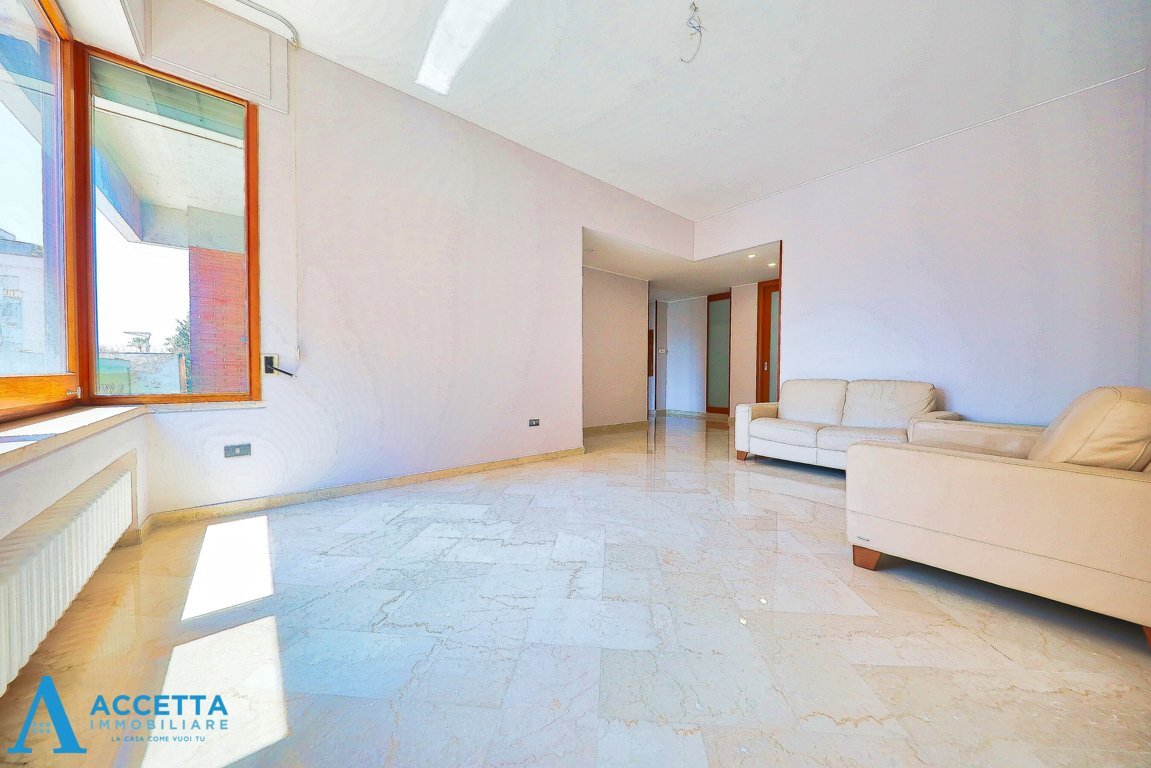 Soggiorno - Quadrilocale Via Umbria 19, Taranto - foto 2