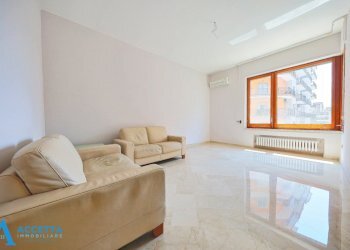 Soggiorno - Appartamento Via Umbria 19, Taranto - foto 5