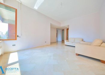 Soggiorno - Appartamento Via Umbria 19, Taranto - foto 22