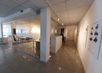 Ingresso e Sala Riunioni - Ufficio Via Carlo Zucchi 21, Modena (zona Circoscrizione 1) - foto 2