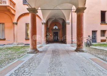 IMG_4182 - Office Via Borgonuovo 10, Bologna (neighborhood Centro Storico) - photo 1