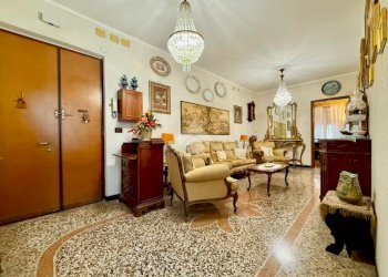 Four-room apartment Via Giovanni Tommaso Invrea, Genova (neighborhood Foce) - photo 2