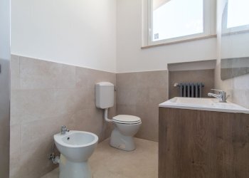 Bagno - Trilocale via Saint Martin de Corleans, 183, Aosta - foto 12