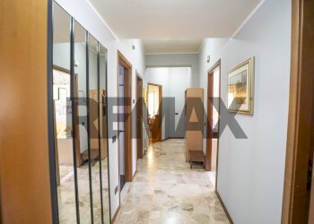 Hall / corridoio - Four-room apartment Via Giuseppe Verdi
 
1, Valverde - photo 7