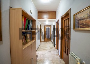 Hall / corridoio - Four-room apartment Via Giuseppe Verdi
 
1, Valverde - photo 8