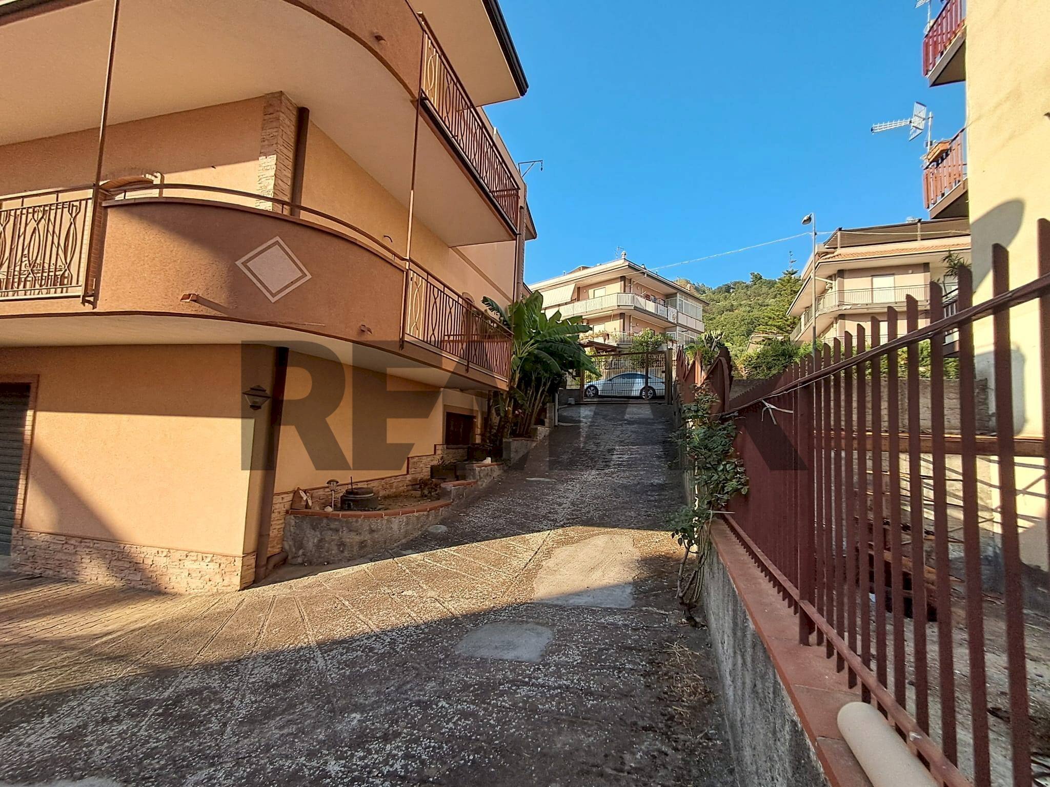 Edificio all\'aperto - Casa semi indipendente Via Regina Margherita
 
155, Gaggi - foto 1