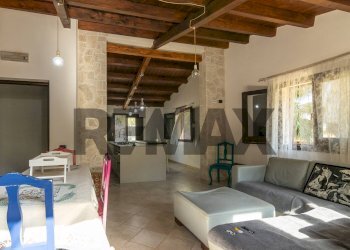 Sala da pranzo - Villa Via per Canicattini
 
29, Siracusa - photo 17