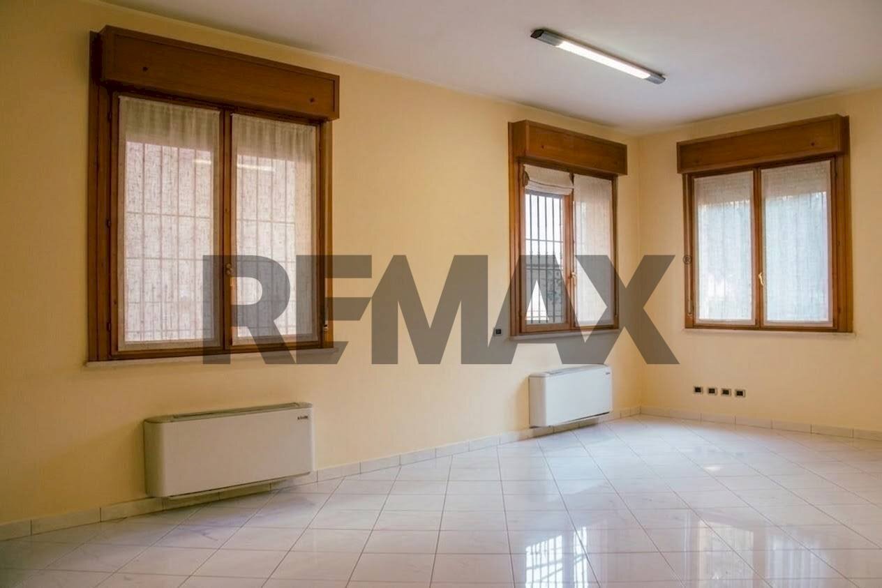 Stanza vuota - Commercial Premises VIA BACCHIAVINI
9, Guastalla - photo 3