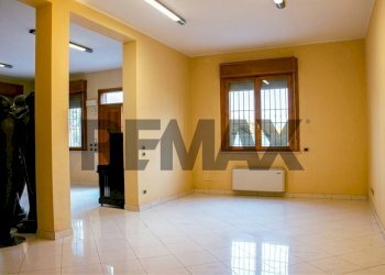 Stanza vuota - Commercial Premises VIA BACCHIAVINI
9, Guastalla - photo 6