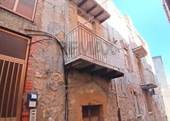 Edificio all\'aperto con porta magazzino - Casa indipendente via Sottotenente Callea
 
15, Favara - foto 6