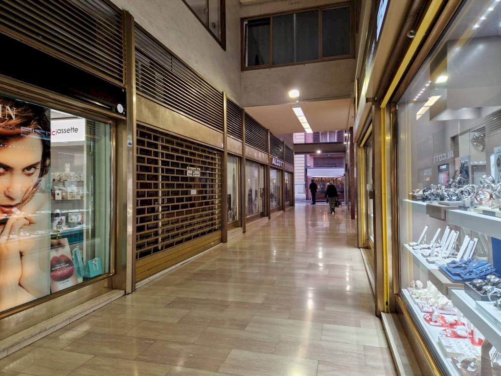 Interno non residenziale - Negozio via Ugo Bassi, 15, Bologna (zona Centro Storico) - foto 3